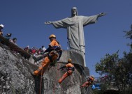 里约热内卢的登山者清理救世主基督雕像